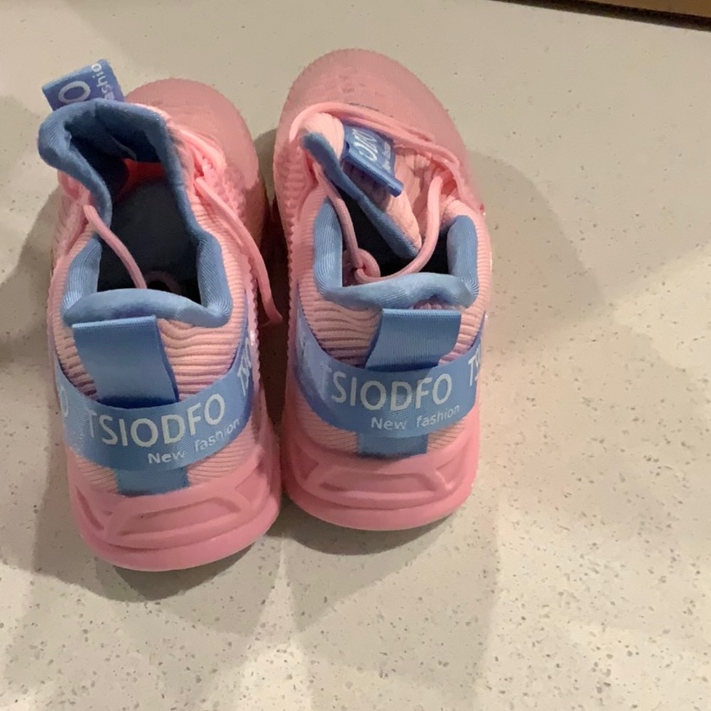 NWT TSIODFO SNEAKERS